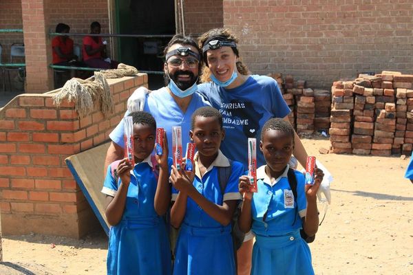 Dental Morante vuelve a Zimbabwe un año mas con Smile is a Foundation